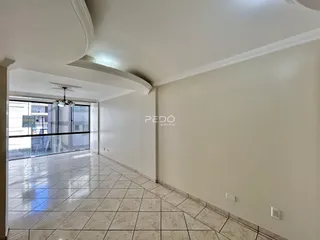 Hall de entrada com piso de cerâmica e paredes claras.
