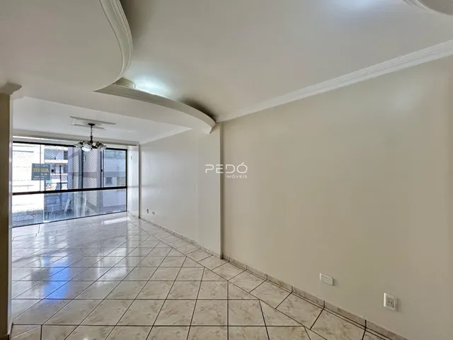 Hall de entrada com piso de cerâmica e paredes claras.