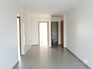 Corredor interno de uma residência branca.