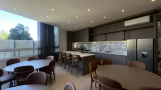 Sala de jantar com mesa e cadeiras em um ambiente moderno.
