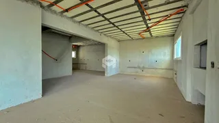 Imagem de um espaço interno com paredes e teto em fase de acabamento.