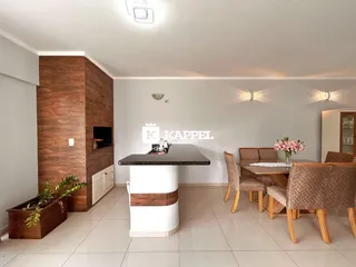 Foto de uma sala de estar moderna com ilha de cozinha e área de jantar.