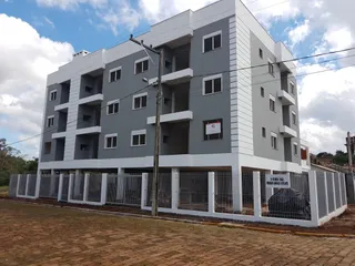 Fachada de um prédio residencial moderno com vários andares em Lajeado, Brasil.