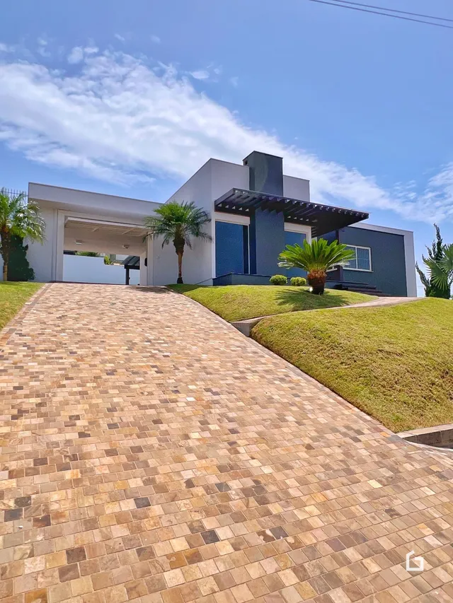 Fachada de uma residência em Lajeado, Brasil, com jardim e entrada pavimentada.