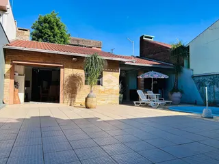 Fachada de uma residência com pátio externo e área de lazer.