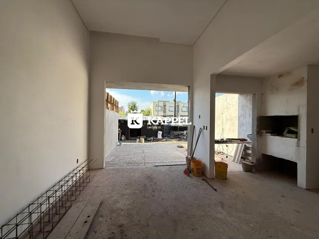 Interior de um espaço com vista para uma área externa em construção.