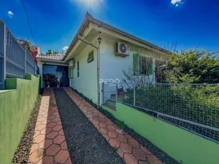 Fachada de uma casa em Lajeado, Brasil, com jardim e cerca.