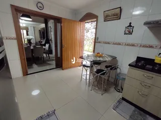 Interior de uma sala com piso de cerâmica e portas de madeira.