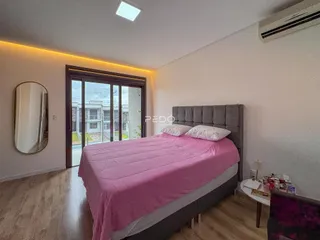 Quarto com cama e porta de vidro na sala de estar.