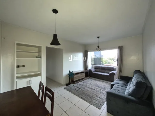 Sala de estar com sofá e janela em um imóvel no Brasil.