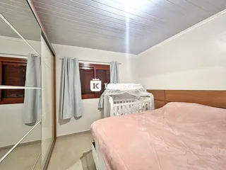 Foto de um quarto com cama e cortinas em um imóvel.