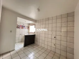 Foto de uma área interna com piso de cerâmica e balcão.