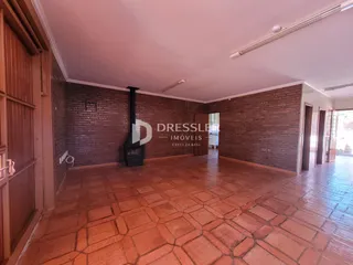 Ambiente interno com paredes de tijolo aparente e piso de cerâmica.