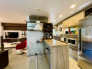 Esta é uma foto de uma sala de estar e cozinha moderna em um imóvel.