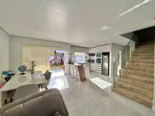 Sala de estar e cozinha de um imóvel em Lajeado, Brasil.