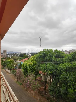 Vista da rua com vegetação ao longo de uma estrada em Lajeado.