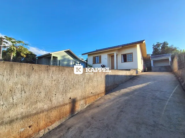 Fachada de uma residência em Lajeado, Brasil, vista pela via de acesso.