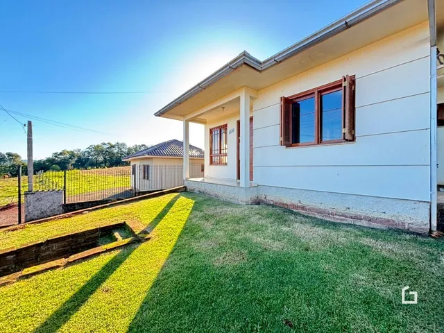 Fachada de uma casa em Lajeado, Brasil, com jardim gramado e cerca.