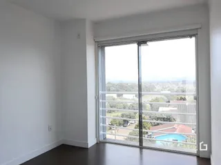 Vista da janela de uma sala de estar com paisagem verde.