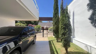 Fachada de uma residência em Lajeado, Brasil, com vegetação ao redor.