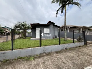 Vista da fachada de uma residência em Lajeado, Brasil, com cerca e jardim.