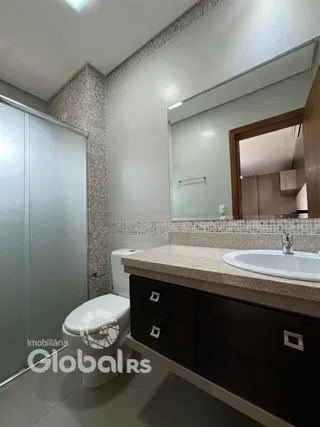 Foto de um banheiro com revestimento cerâmico.