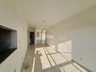 Corredor interno com piso de cerâmica claro.