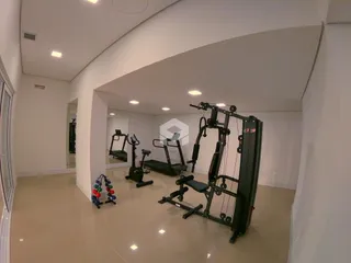 Imagem de um espaço interno com equipamentos de ginástica.