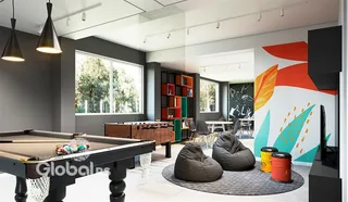 Sala de estar moderna com mesa de bilhar e decoração colorida.