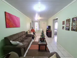 Corredor interno com paredes verde-claro e teto branco.