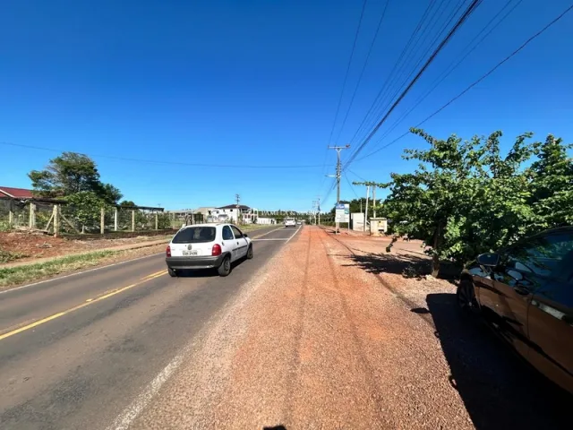 Foto de uma estrada rural com um veículo.