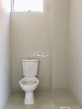 Foto de um banheiro simples com vaso sanitário branco.