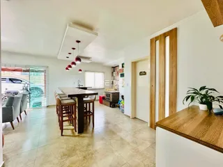 Ambiente interno com mesa de jantar e janelas em uma residência.