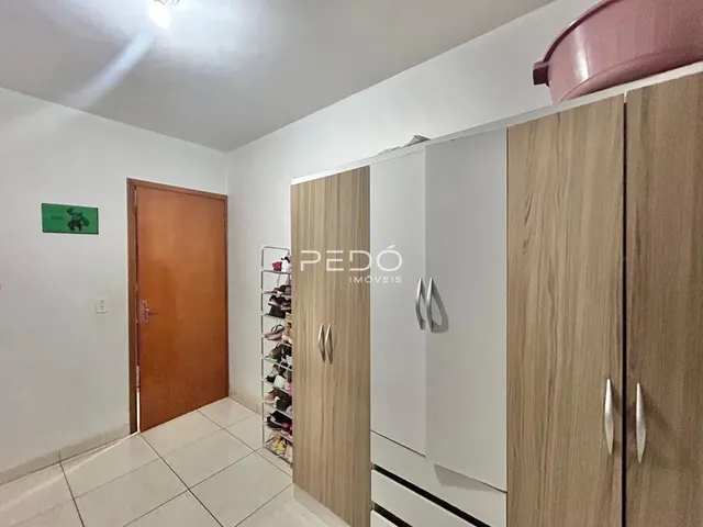 Corredor interno com portas de madeira e armários em um ambiente residencial.