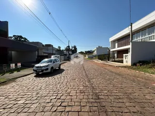 Vista da rua e das fachadas de casas em Lajeado, Brasil.