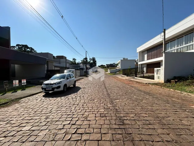 Vista da rua e das fachadas de casas em Lajeado, Brasil.