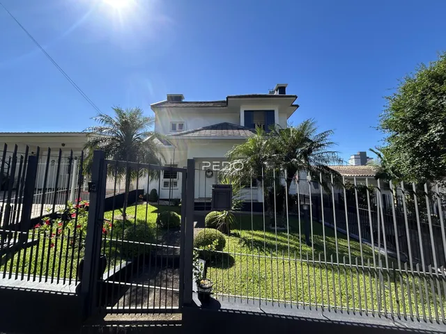 Fachada de uma residência em Lajeado, Brasil, com cerca e jardim.
