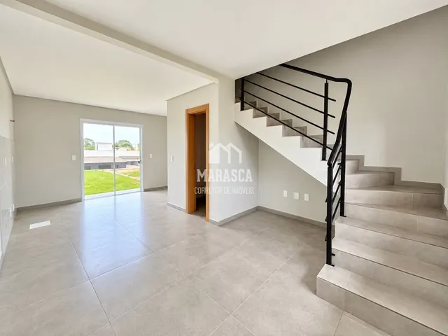 Ambiente interno amplo com piso de cerâmica e acesso a área externa.