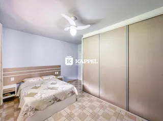 Quarto com cama e armário em um ambiente claro.