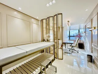 Quarto com cama plataforma e divisória de vidro em um imóvel em Lajeado.