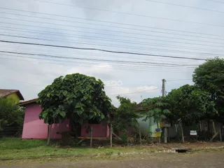 Fachada de uma residência em Lajeado, Brasil, cercada por vegetação.