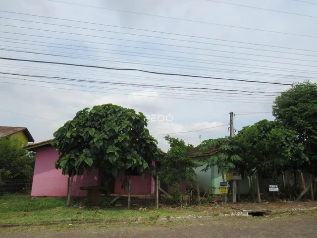 Fachada de uma residência em Lajeado, Brasil, cercada por vegetação.