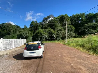 Vista da propriedade com cerca e estrada de terra em Lajeado, Brasil.