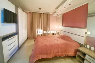 Quarto com cama e cabeceira em um imóvel.
