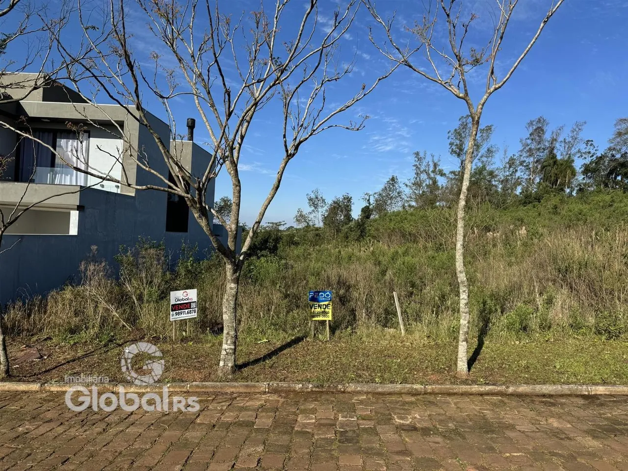 Fachada de um imóvel em Lajeado, Brasil, com vegetação ao fundo.