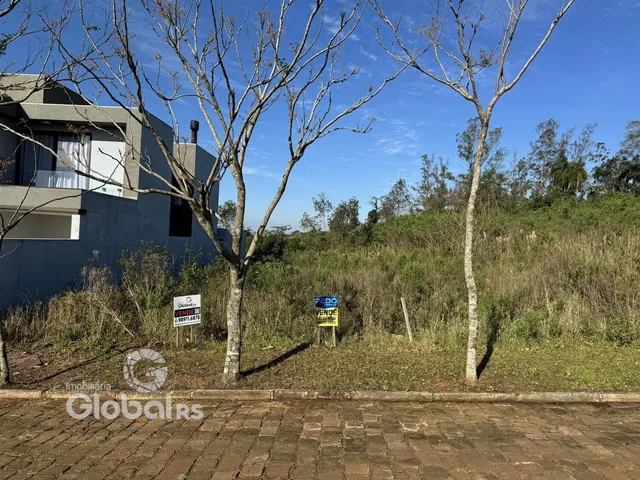 Fachada de um imóvel em Lajeado, Brasil, com vegetação ao fundo.