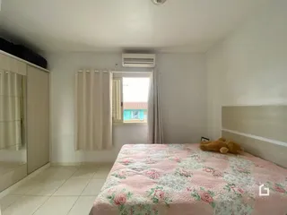 Quarto com cama e janela em um imóvel.