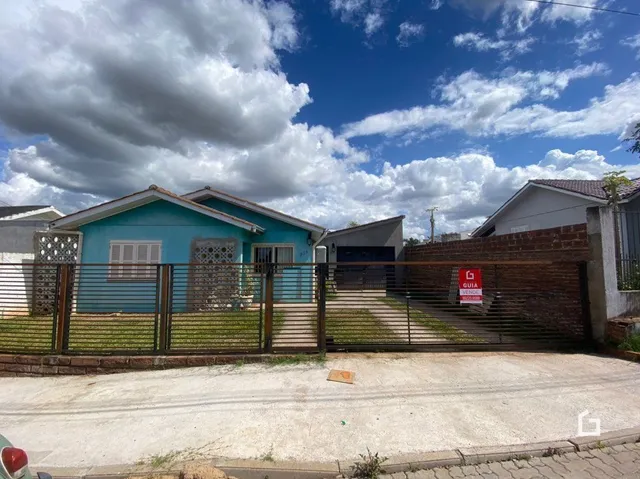Fachada de uma casa em Lajeado, Brasil com cerca e muro.