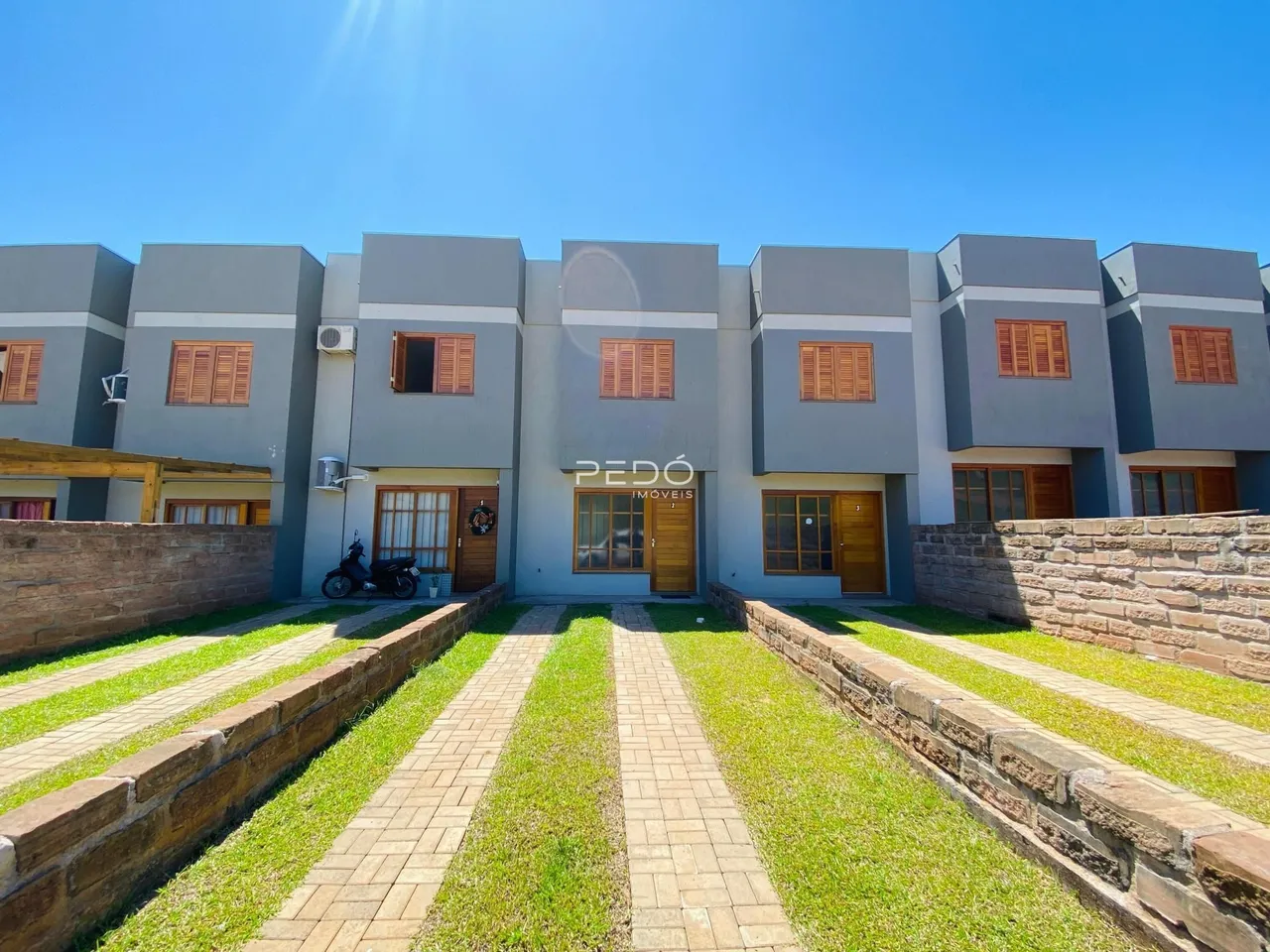 Fachada de um prédio residencial em Lajeado, Brasil com jardim frontal.