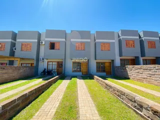 Fachada de um prédio residencial em Lajeado, Brasil com jardim frontal.